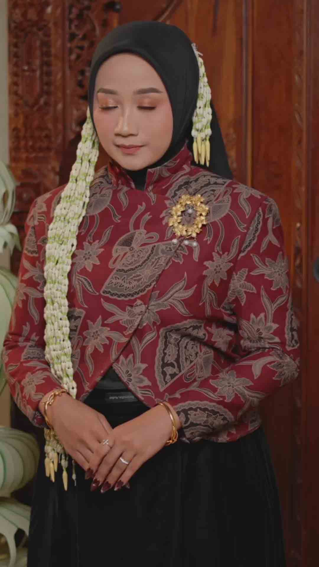 Potret Lupiyani dalam busana tradisional